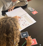 Enfant utilisant les cartes lettres