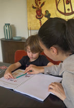Enfant lisant ses premiers mots