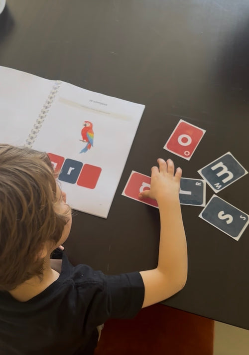 Enfant apprenant à lire avec le kit Lire C'est Facile